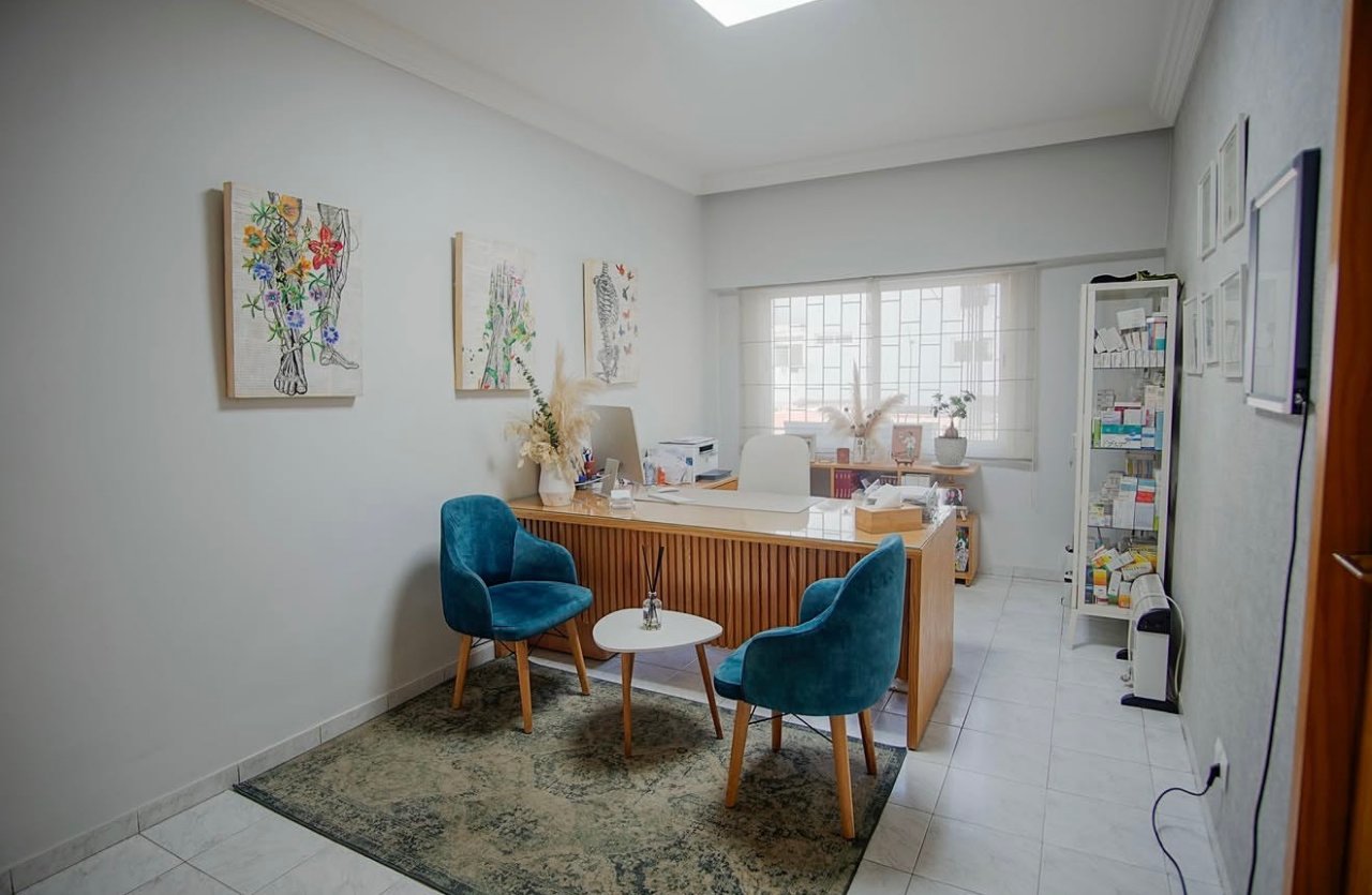 Cabinet de consultation du Dr. Yasmina Tbeur à Casablanca, avec bureau et fauteuils