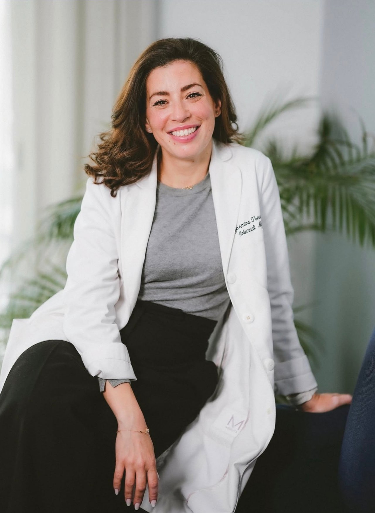 Dr. Yasmina Tbeur, médecin interniste à Casablanca, en blouse blanche